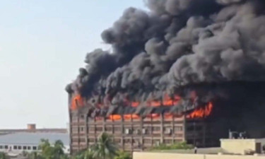 চট্টগ্রামে একটি টেক্সটাইল কারখানায় ভয়াবহ আগুনে জ¦লছে, নিয়ন্ত্রণে ১৯ ইউনিট