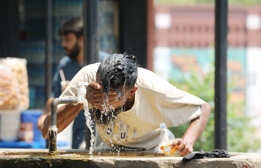 দেশে ভ্যাপসা গরম সহজে কমছে না