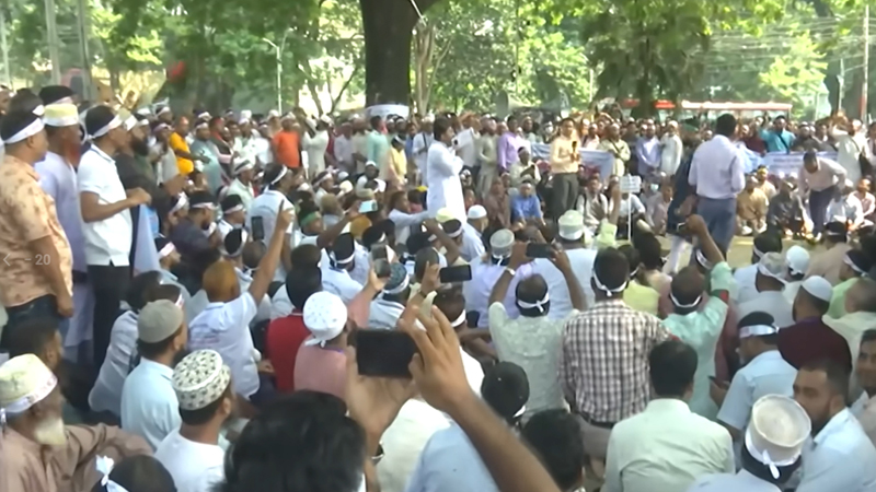 শহীদ মিনারে চলছে এমপিওভুক্ত শিক্ষকদের আন্দোলন