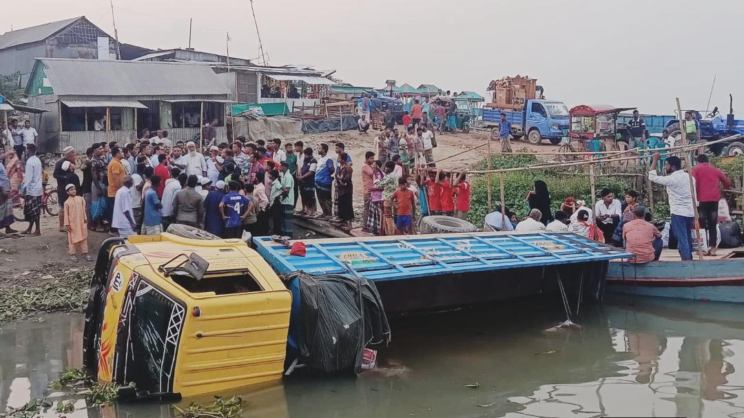 কিশোরগঞ্জে ফেরিতে ওঠার সময় নিয়ন্ত্রণ হারিয়ে ট্রাক নদীতে, নিহত ১