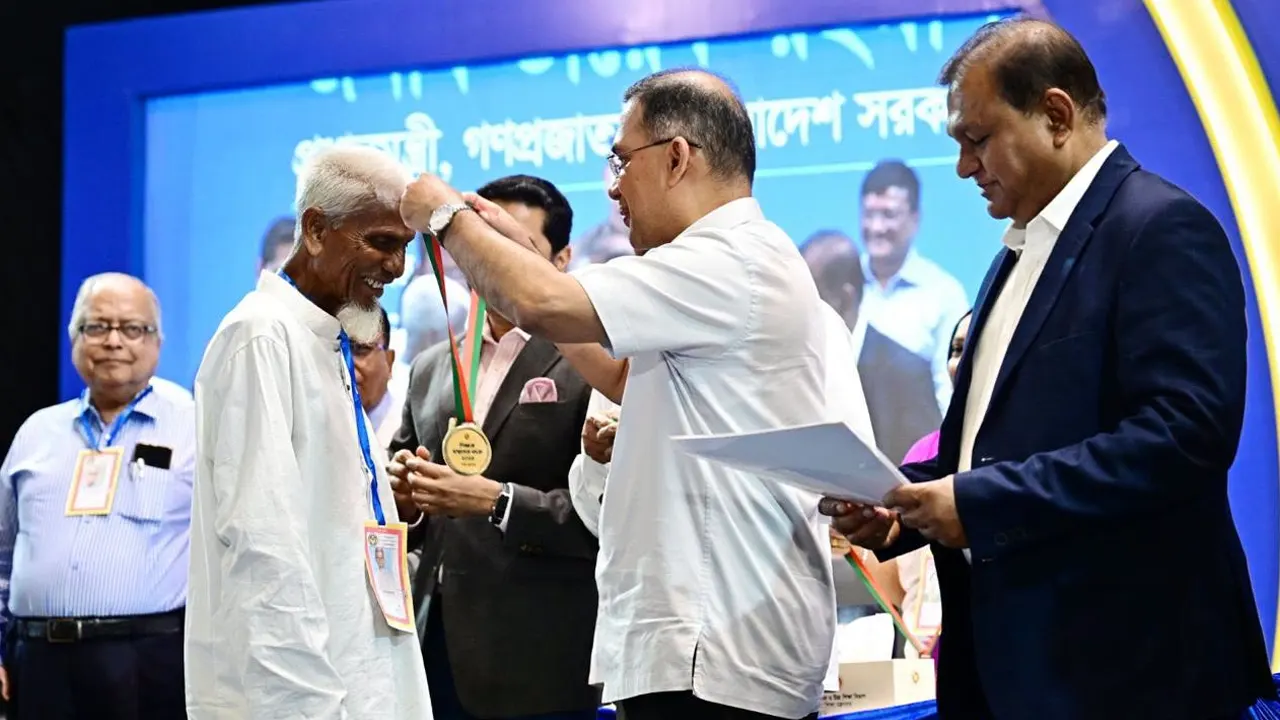 ১০২ গুণী শিক্ষকের হাতে সম্মাননা তুলে দিলেন প্রধানমন্ত্রী