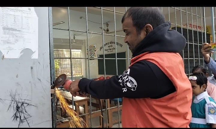 কলাপাড়ায় বিদ্যালয়ের গেটের তালা কেটে পরীক্ষা গ্রহন, শিক্ষকরা কর্মবিরতিতে,