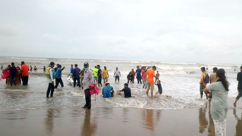 কক্সবাজারে গোসলে নেমে ভেসে গেলেন দুই পর্যটক