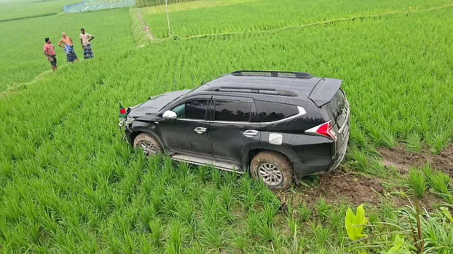 প্রতিমন্ত্রীর গাড়ি ধানখেতে, স্ত্রীসহ পথচারী আহত