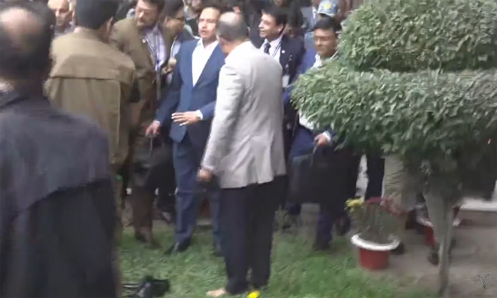 খালি পায়ে মাটি ছুঁলেন তারেক রহমান