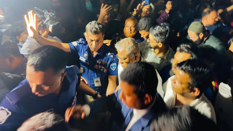 চুয়েট ক্যাম্পাসে না ফেরার শর্তে পুলিশ পাহারায় চুয়েট ছাড়লেন ভিসি