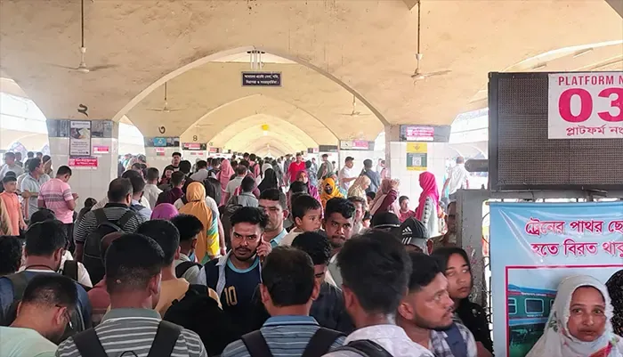 ঈদে বাড়ি ফেরা যাত্রীদের উপচেপড়া ভিড় কমলাপুর রেলস্টেশনে