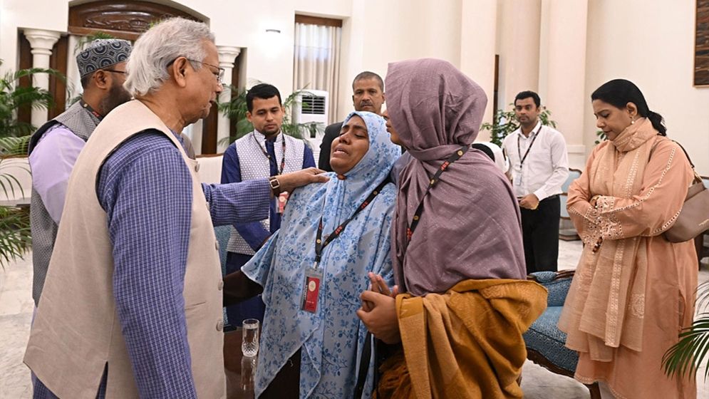 হাদির পরিবারের সঙ্গে প্রধান উপদেষ্টার সাক্ষাৎ, সর্বোত্তম চিকিৎসা নিশ্চিতের আশ্বাস