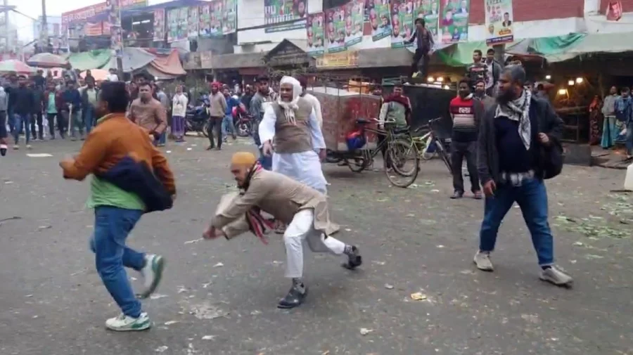 চাঁদাবাজির প্রতিবাদে কাওরান বাজারে ব্যবসায়ীদের মানববন্ধনে হামলা-সংঘর্ষ