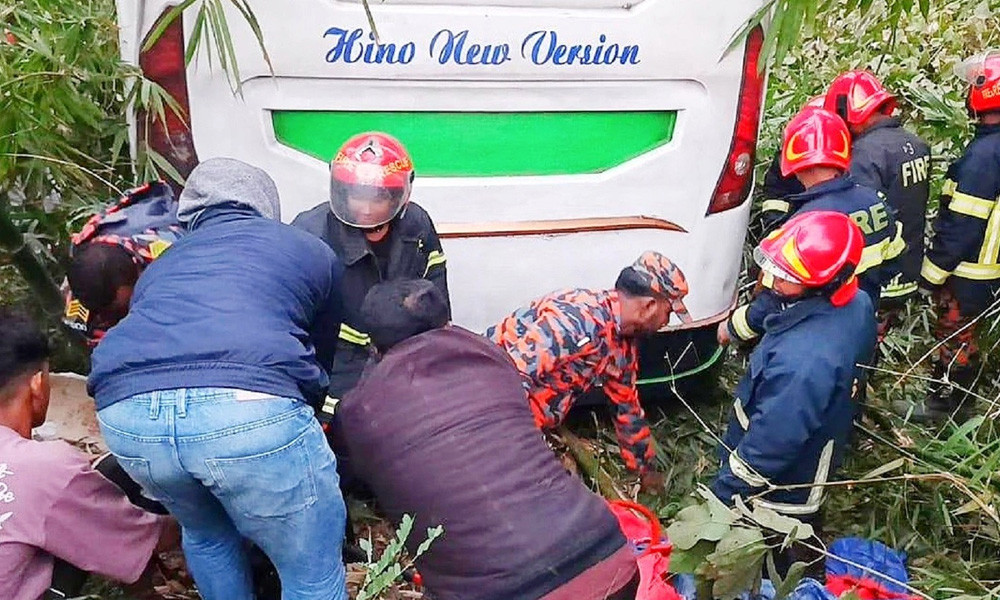 মহাসড়কে যাত্রীবাহী ইজিবাইককে চাপা দিয়ে বাস খাদে, নিহত ৬