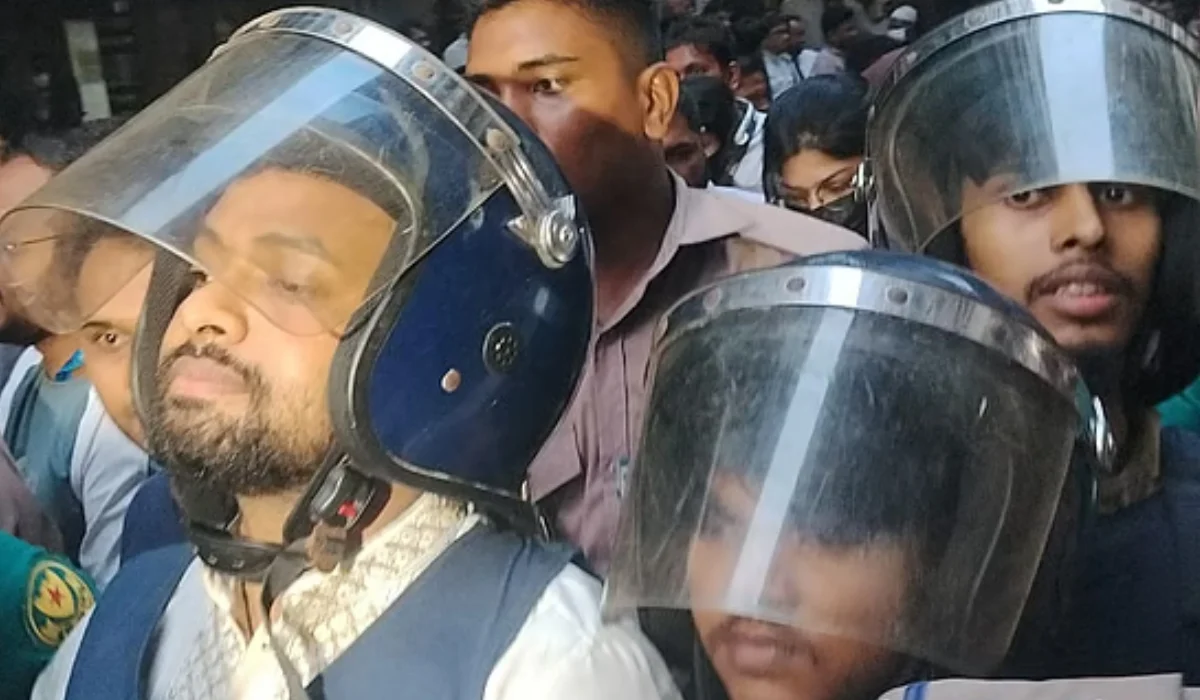 আদালতে আয়াসের জামিন শুনানিতে আইনজীবীদের হাতাহাতি, এজলাস ছাড়েন বিচারক