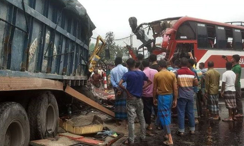 ভোরেই নাটোরে বাস-ট্রাকের সংঘর্ষে নিহত ১০