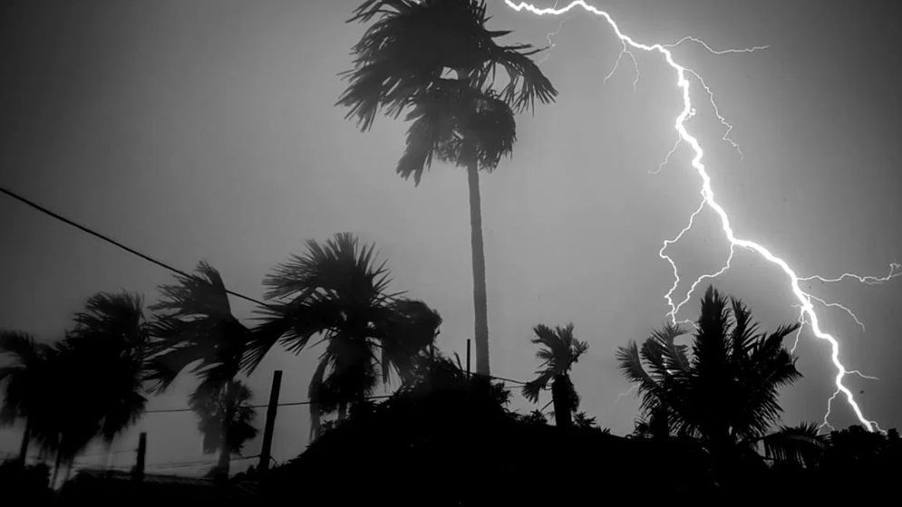 দেশের ৬ জেলায় বজ্রপাত কেড়ে নিল ১২ প্রাণ