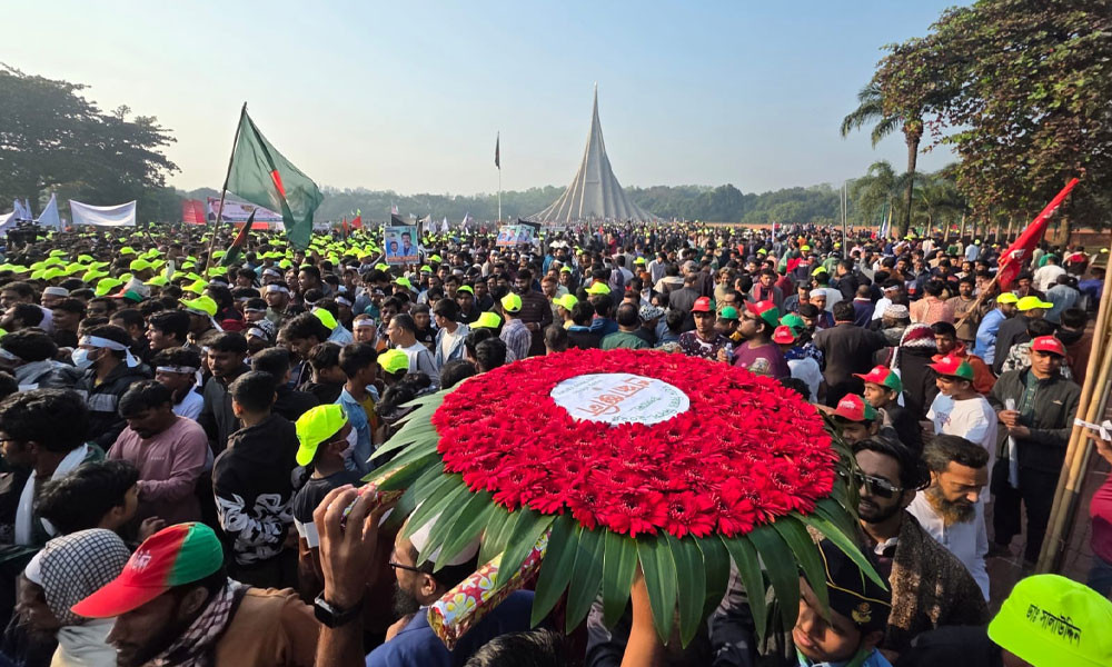 শহীদদের প্রতি শ্রদ্ধা জানাতে জাতীয় স্মৃতিসৌধে সর্বস্তরের মানুষের ঢল
