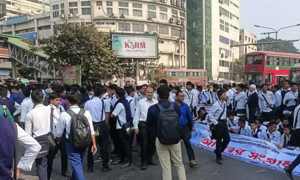 রাজধানীর শাহবাগ অবরোধ ৫ কলেজের শিক্ষার্থীদের