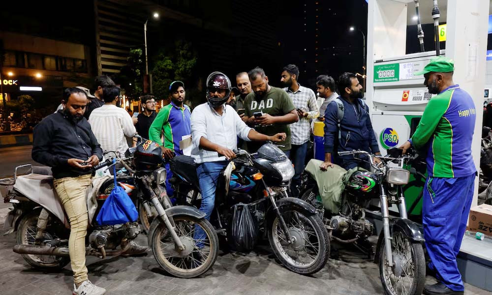 পাকিস্তানে এবার জ্বালানি সংকট: নৈশভোজ, নতুন গাড়ি কেনা, বিদেশ ভ্রমণে নিষেধাজ্ঞাসহ আরো যেসব নির্দেশনা