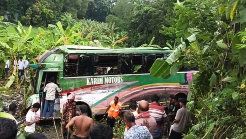 গোপালগঞ্জে বাস নিয়ন্ত্রণ হারিয়ে খাদে পড়ে নিহত ৩, আহত ২০