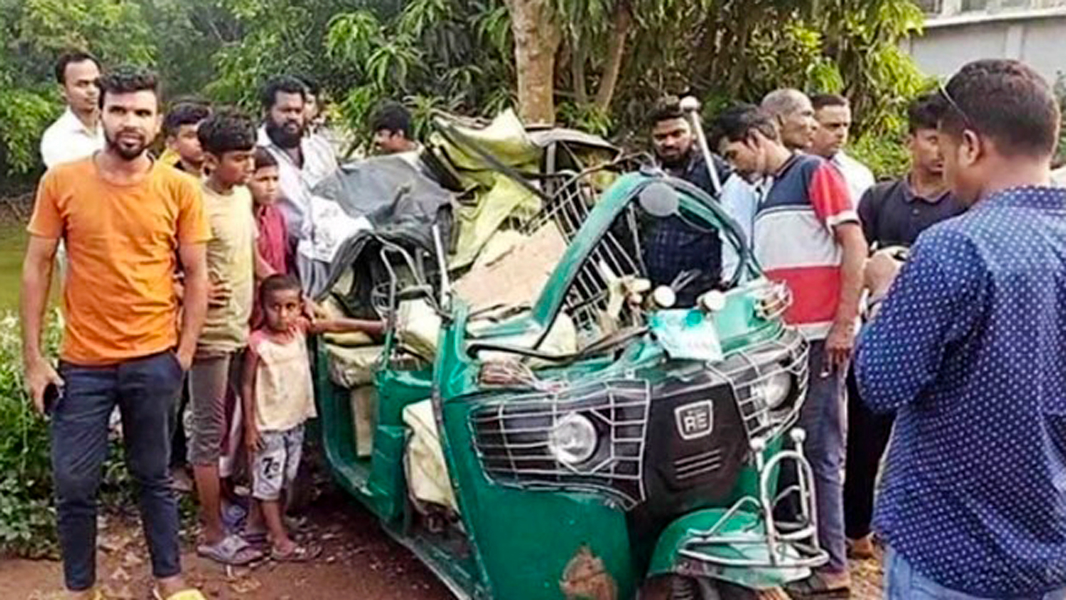 গাজীপুরের কালিয়াকৈরে কাভার্ডভ্যান-সিএনজি সংঘর্ষে নিহত ৩