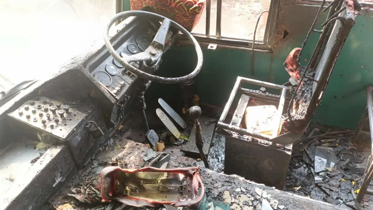 যশোরে পার্কিং করে রাখা বাসে আগুন