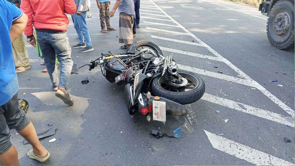 মটরসাইকেল চলে গেল ট্রাকের নীচে প্রাণ গেল ৩ বন্ধুর