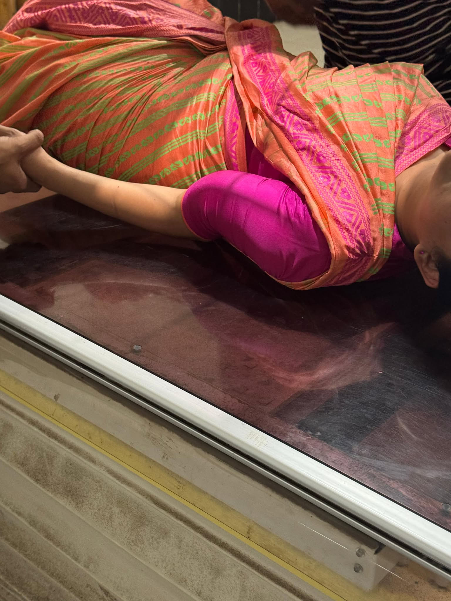 আকাশে টার্বুলেন্সের শিকার হয়ে হাত ভাঙল বিমানের কেবিন ক্রুর