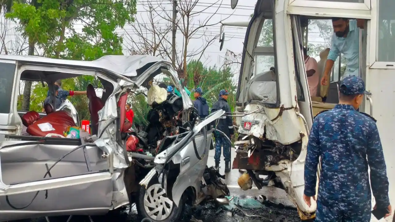বাগেরহাটের মোংলায় বাস-মাইক্রোবাসের ভয়াবহ সংঘর্ষে নিহত ১৩