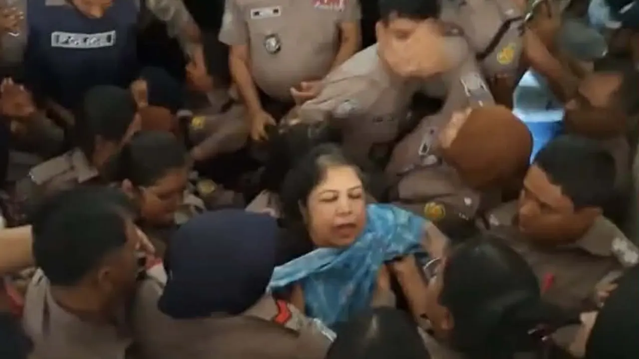 আদাণতের ভিড়ে সিঁড়িতে পড়ে ব্যথায় চিৎকার শিরীন শারমিনের