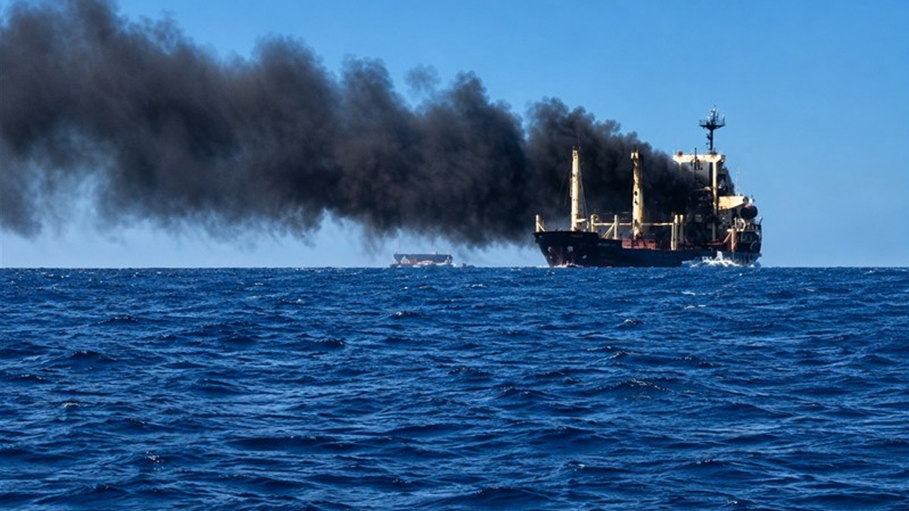 হরমুজ প্রণালিতে ইরানের পুঁতে রাখা মাইনের আঘাতে এবার ট্যাংকার বিস্ফোরণ