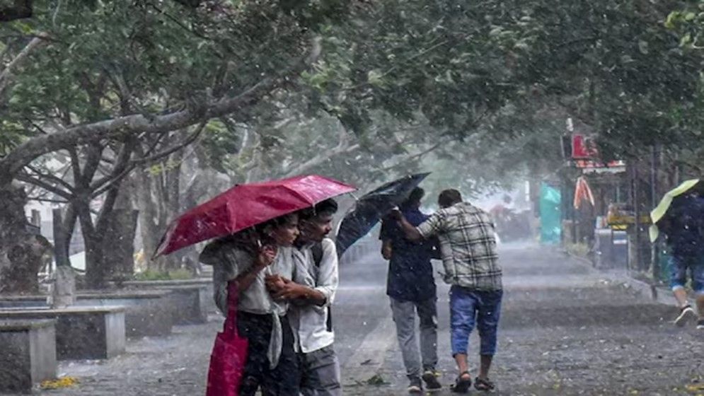 ভারি বৃষ্টির আভাস সাথে বন্যার শঙ্কা