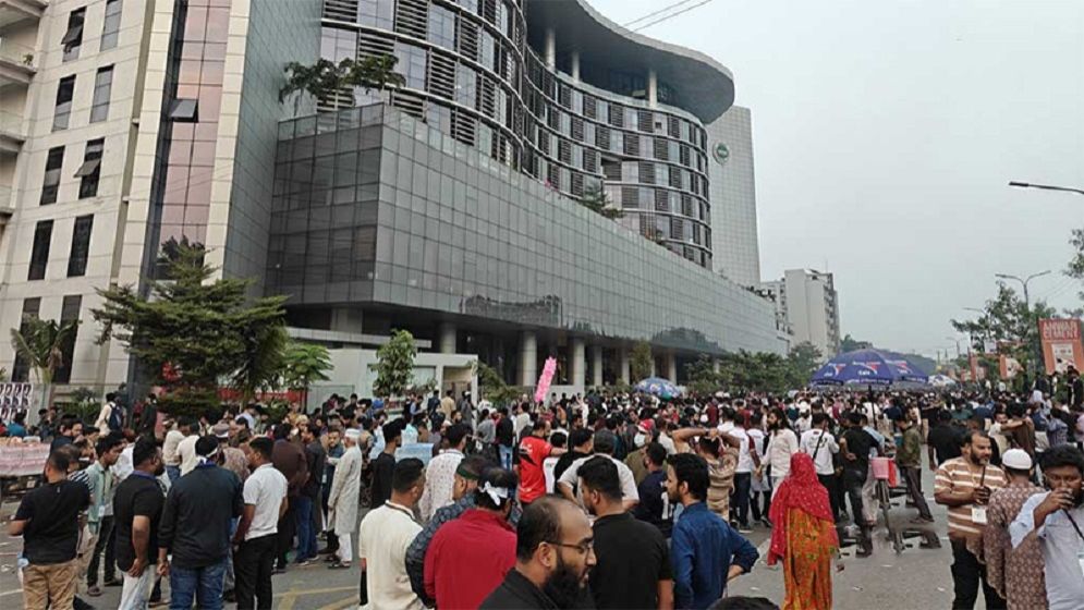 এনইআইআর চালুর প্রতিবাদে এবার বিটিআরসি ভবনে হামলা-ভাঙচুর