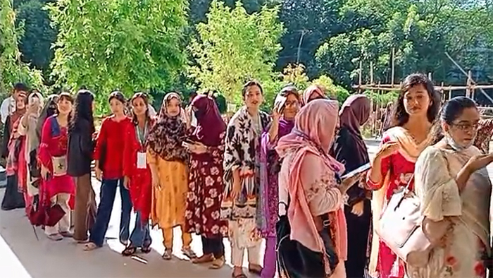 চাকসু নির্বাচন: ভোট দিতে পেরে উচ্ছ্বসিত শিক্ষার্থীরা