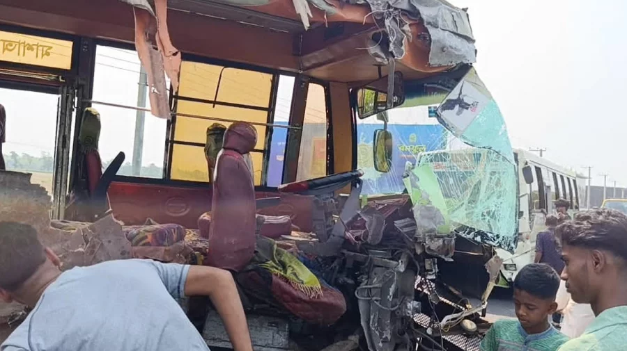 সড়কে ধোঁয়ায় অন্ধকার, দুই বাসের মুখোমুখি সংঘর্ষে হতাহত ৯