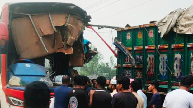 দিনাজপুরে ট্রাকে বাসের ধাক্কা, নিহত ২