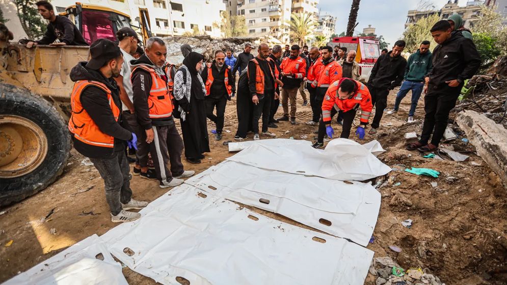 গাজায় একটি বাড়ির ধ্বংসস্তূপে মিলল একই পরিবারের ৩০ জনের লাশ
