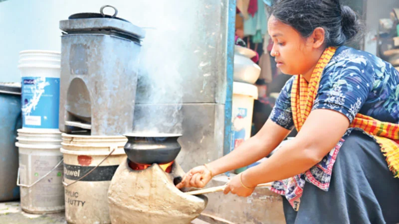 দেশে গ্যাস-বিদ্যুতের সংকটে নাকাল জনজীবন