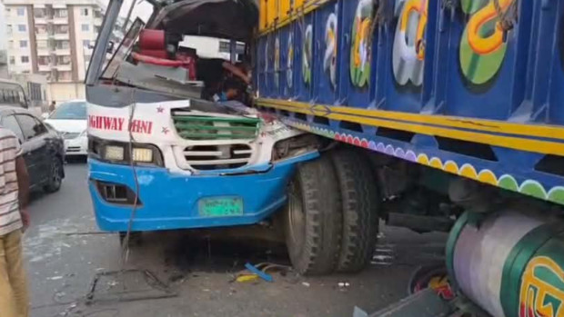 ফ্লাইওভারে বিকল ট্রাকের পেছনে বাসের ধাক্কা, নিহত ২