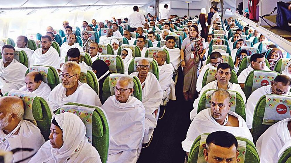 হজযাত্রার প্রথম ফ্লাইটে সৌদি গেলেন ৪১৯ যাত্রী