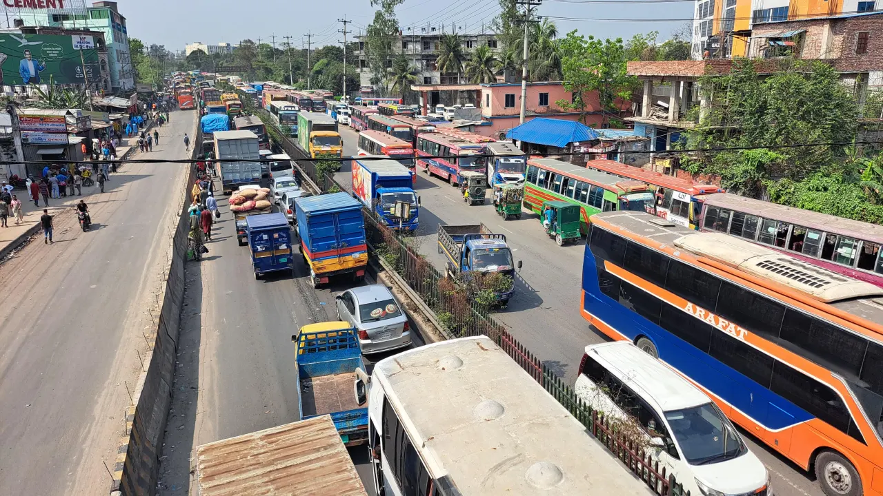 ঈদযাত্রায় চন্দ্রায় ধীরগতি, বাড়ছে দুর্ভোগের শঙ্কা