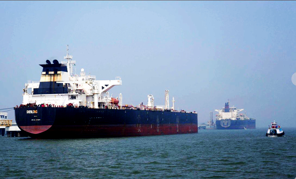 বিশ্লেষণ: বিশ্ব অর্থনীতি ও ভূরাজনীতিতে সম্ভাব্য প্রভাব হরমুজে নৌ অবরোধ!