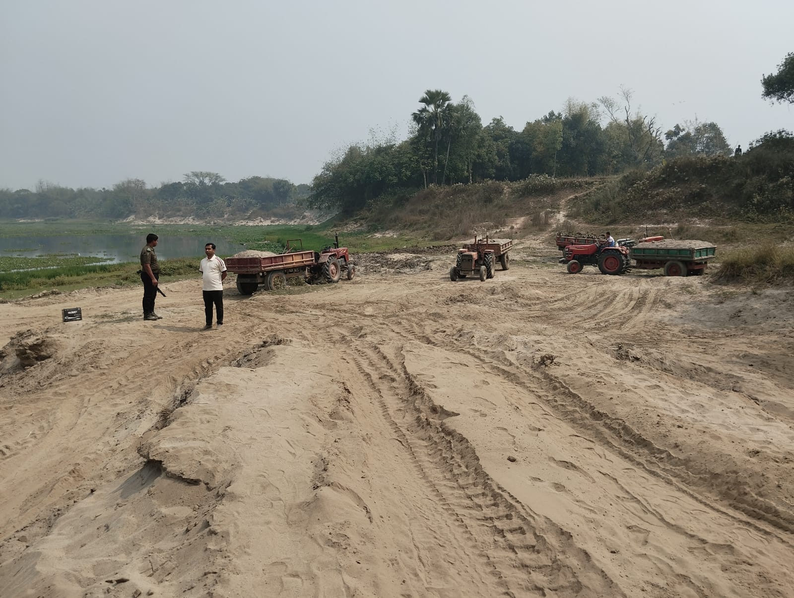 মনোহরদীতে ব্রহ্মপুত্র নদ থেকে অবৈধভাবে বালু তোলে বিক্রি , ৪ ট্রলি জব্দ