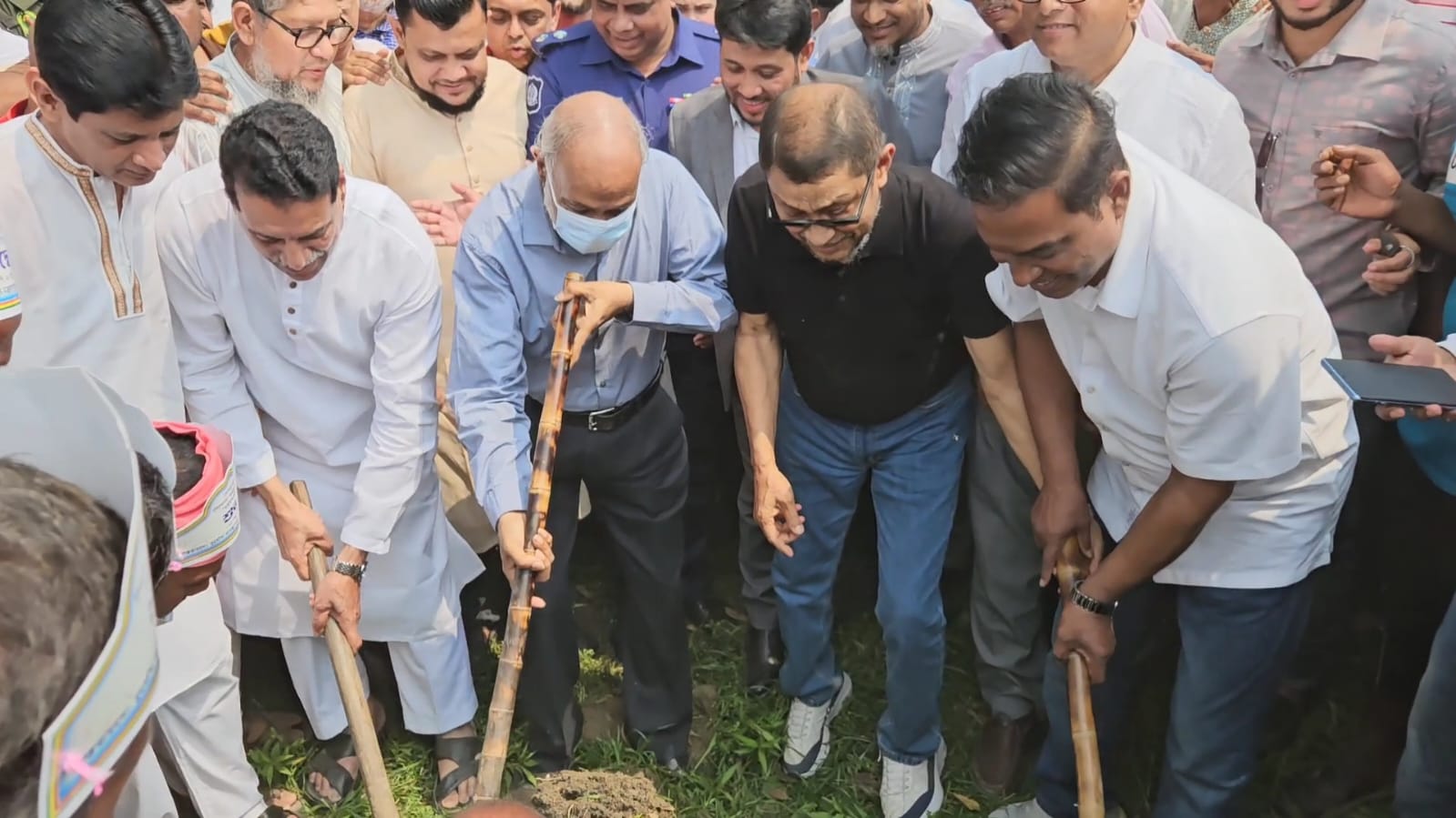 শ্রীঘ্রই প্রধানমন্ত্রীর নেতৃত্বে  কৃষক কার্ড ও হেলথ কার্ড বিতরণ শুরু করা হবে- স্বাস্থ্য ও পরিবার কল্যাণ মন্ত্রী