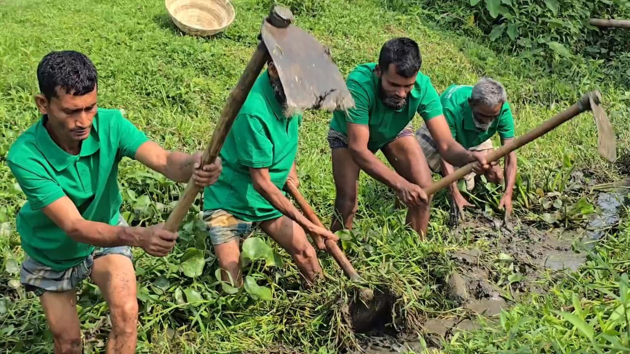 কিশোরগঞ্জে এলাকাবাসীর স্বেচ্ছাশ্রমে হচ্ছে দেড় কিলোমিটার খাল খনন