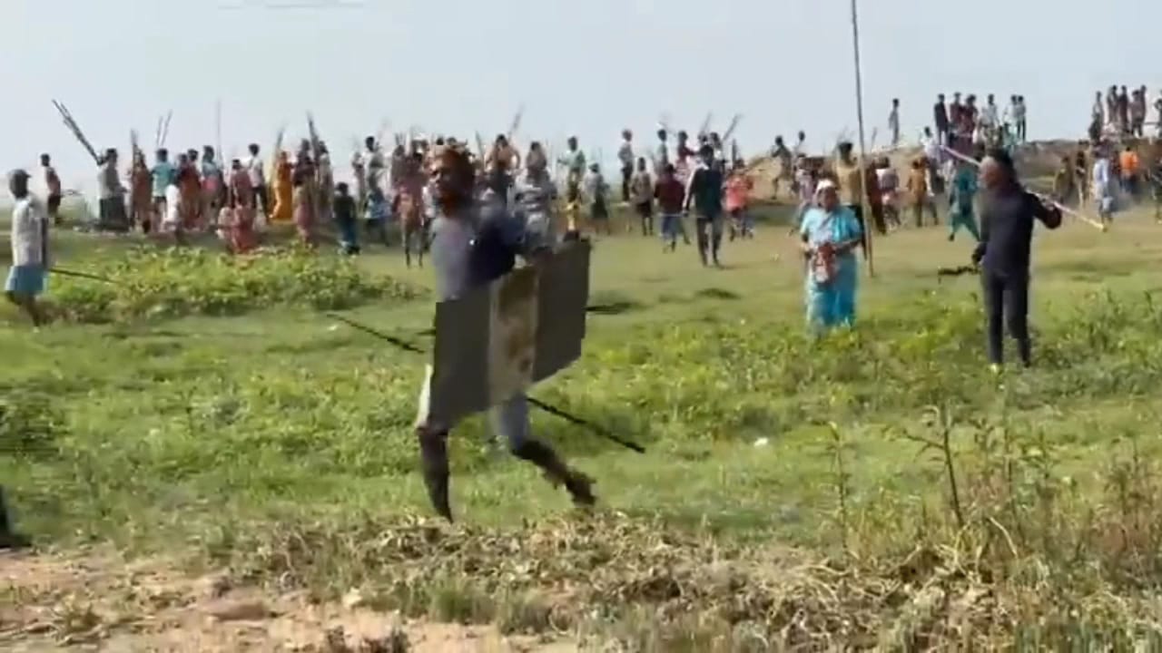 কিশোরগঞ্জে এলাকায় আধিপত্য বিস্তারকে কেন্দ্র করে দুপক্ষের সংঘর্ষ, আহত ৩০