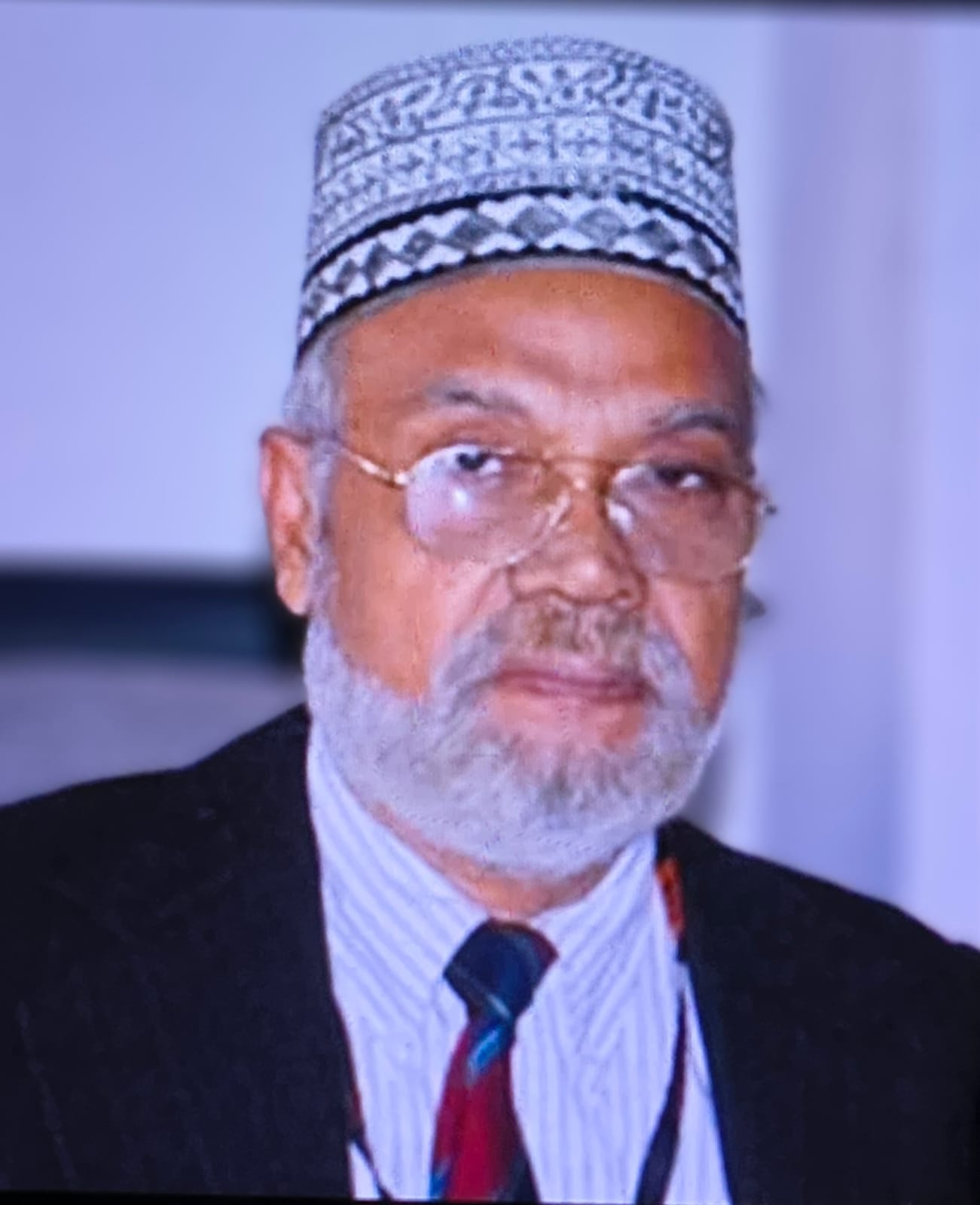 ডামে বসে গোলাম খাচ্ছে!