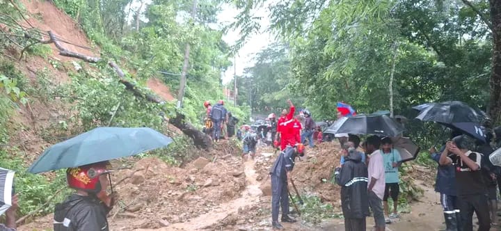 বান্দরবান-চট্টগ্রাম সড়কে পাহাড়ধসে যোগাযোগ সাময়িক বিচ্ছিন্ন