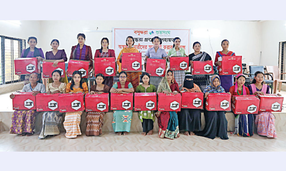 পাহাড়ের ১০০ নারীর হাতে সেলাই মেশিন দিল বসুন্ধরা শুভসংঘ