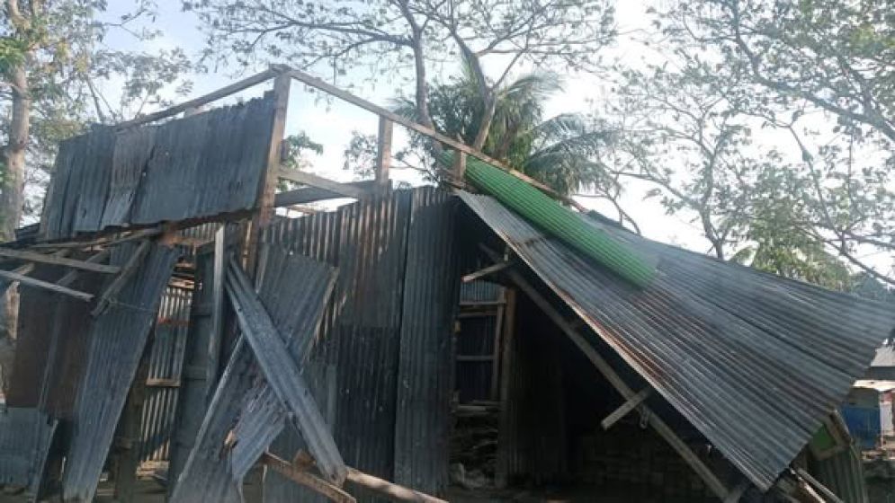 ঢালচরে হঠাৎ ঝড়ে লন্ডভন্ড ২ শতাধিক বাড়িঘর