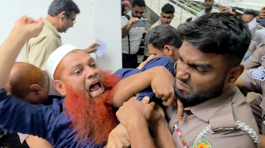 আবু সাঈদ হত্যা মামলার ফাঁসির রায় শুনে জয় বাংলা স্লোগান দিয়ে পুলিশ সদস্য বললেন ‘আমি এই রায় মানি না’