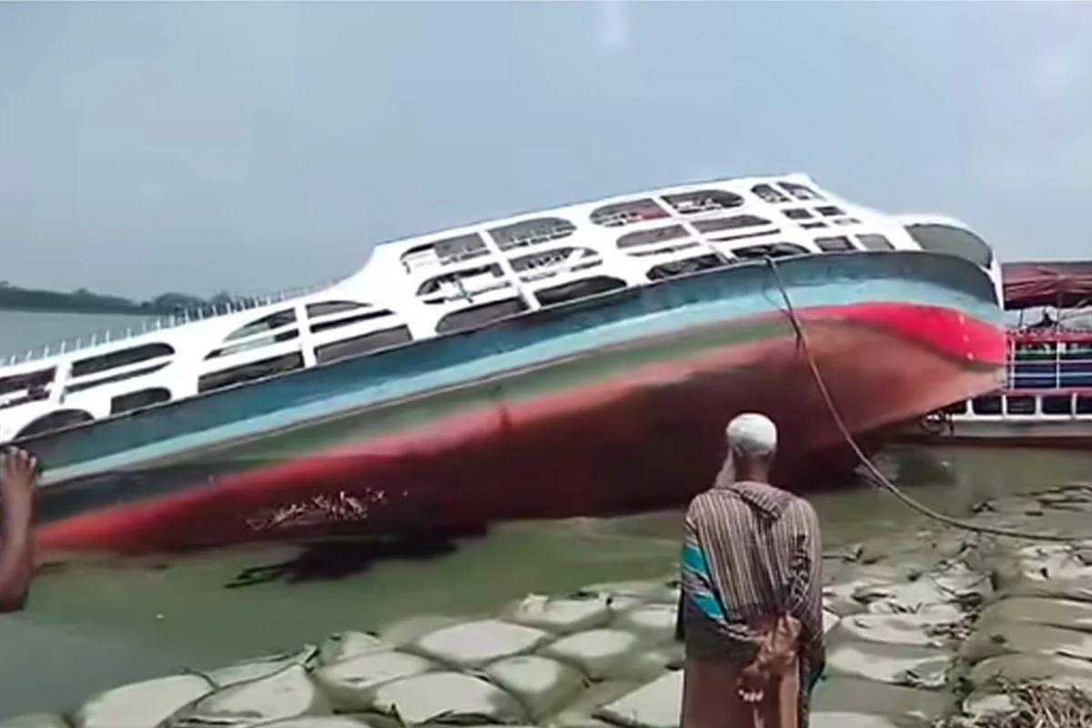 চরমোনাই মাহফিলের ঘাটে রাখা লঞ্চ ডুবি