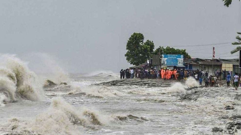 আঘাত হানলো ঘূর্ণিঝড় মন্থা ব্যাপক ক্ষতির আশঙ্কা